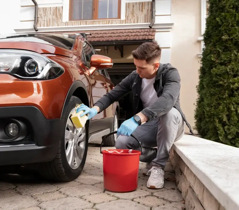 Lavage auto à domicile Orignolles : professionnel intervenant sur un véhicule